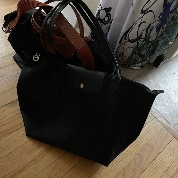 Elegant Black Tote Bag Longchamp - Picture 1 of 11